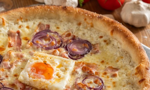 63. Dupla bacon-os pizza